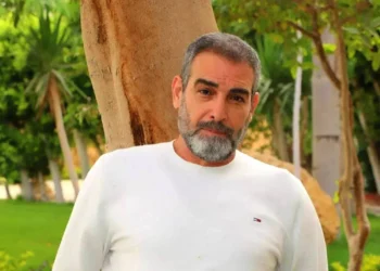 أحمد عبد العزيز يوضح حقيقة رفضه مصافحة شاب