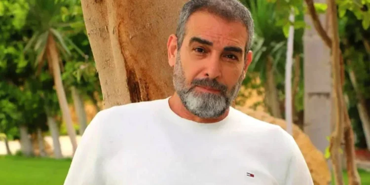 أحمد عبد العزيز يوضح حقيقة رفضه مصافحة شاب