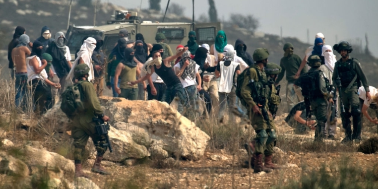 عنف المستوطنين في الضفة.. تقرير يكشف عن تصاعد الجرائم ضد الفلسطينيين