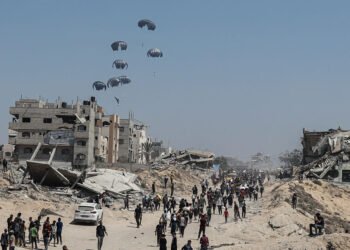 الإنزال الجوي للمساعدات يتحول إلى مصدر موت ومعاناة في غزة