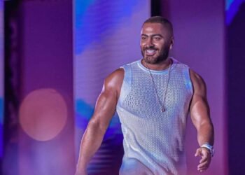 معجبة تحتضن تامر حسني وتكرر سيناريو راغب علامة