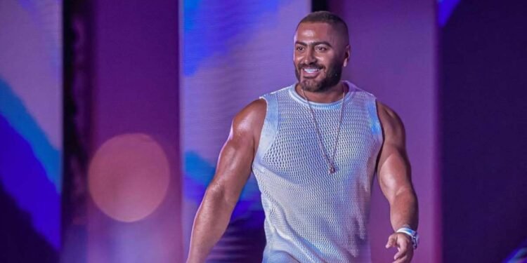 معجبة تحتضن تامر حسني وتكرر سيناريو راغب علامة