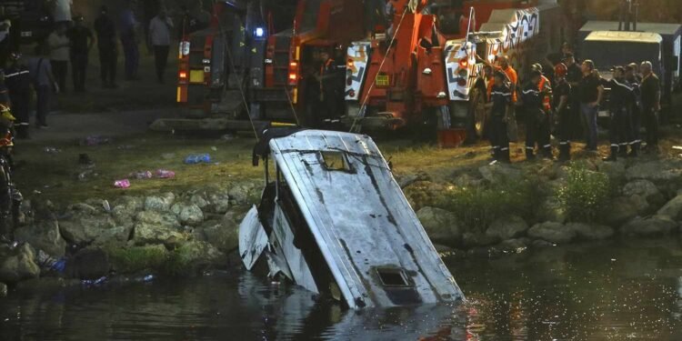 فاجعة وادي الحراش تعرّي أزمة النقل الجماعي في الجزائر