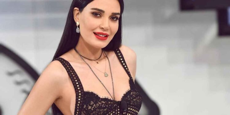 شبيهة سيرين عبدالنور.. ابنة شقيقة الفنانة تثير الجدل