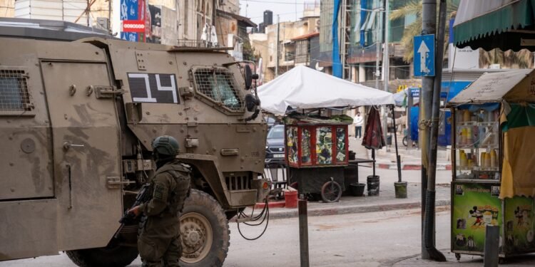 بين الاشتراطات والاحتلال: تجار مخيم طولكرم في مواجهة المجهول