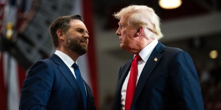 ترمب يلوّح بخليفته المحتمل: جاي دي فانس في صدارة المشهد لخلافة الزعيم الجمهوري