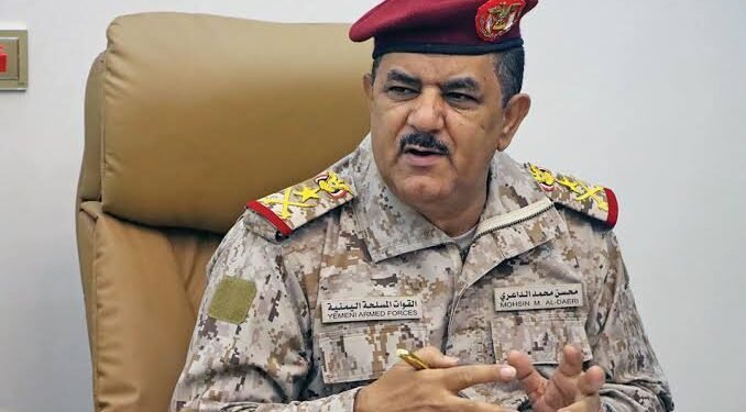 وزير الدفاع اليمني في جولة ميدانية واسعة: رفع الجاهزية واستعداد لمعركة التحرير