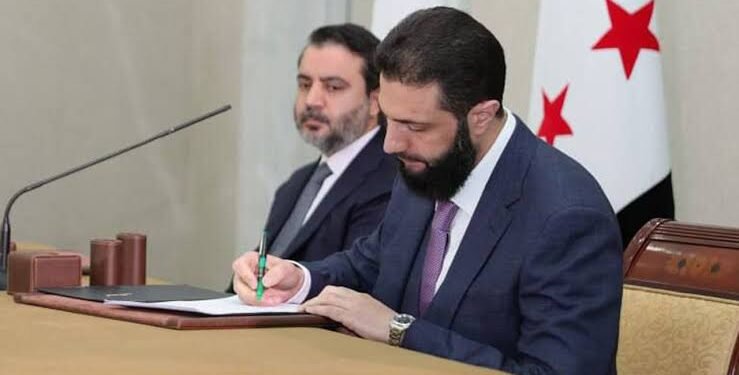 الشرع يصادق على النظام الانتخابي للبرلمان السوري.. خطوة نحو اختبار سياسي جديد؟