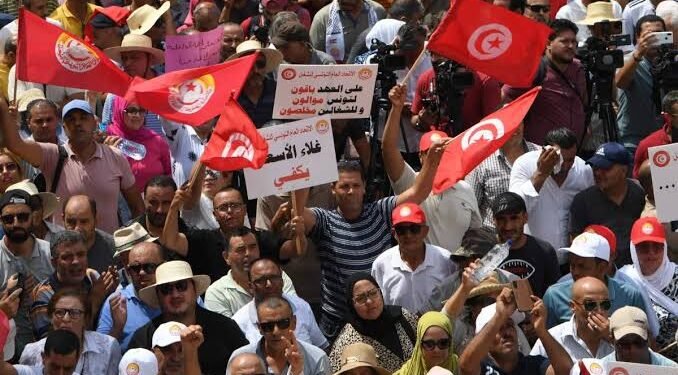 «اتحاد الشغل» في الشارع مجدداً.. هل ينجح في كسر جمود المفاوضات مع الحكومة التونسية؟
