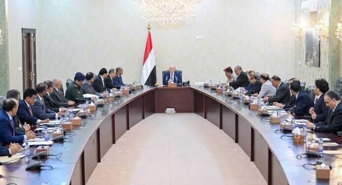 اليمن يشهر سلاح الاقتصاد لمواجهة الحرب الحوثية.. من أين يبدأ؟