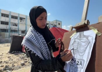 رغدة شيخ العيد.. حكاية فنانة فلسطينية وثقت أوجاع غزة بـ “رماد الحطب”