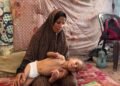 طفولة تحت الحصار.. قصة رضيع يبحث عن الحليب وسط انفجارات غزة