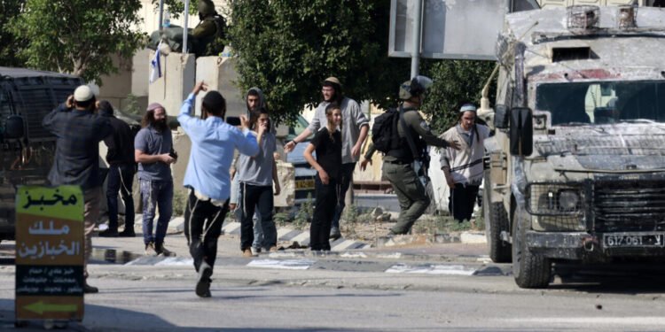 تصاعد العنف يهدد الاستقرار الداخلي بالضفة الغربية