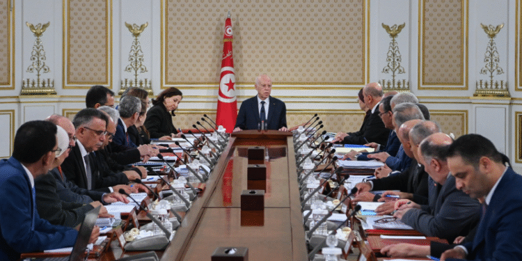 تونس بين خطاب “الدولة الواحدة” وحقائق الاقتصاد الصعبة: أين يتجه البلد؟