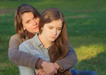 الانطوائية عند المراهقين.. كيف تدعمين طفلك؟