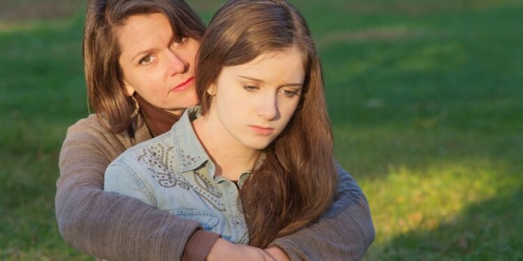 الانطوائية عند المراهقين.. كيف تدعمين طفلك؟