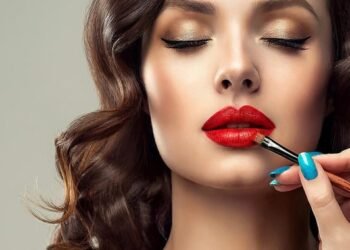 طرق بسيطة لتثبيت أحمر الشفاه طوال اليوم