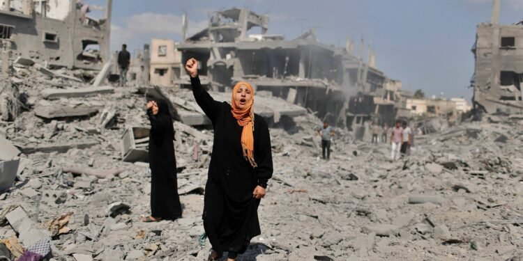17 شهيداً في يوم واحد.. تدمير غزة يتسبب في أزمة إنسانية خطيرة