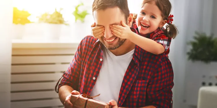 علاقة الأب وابنته.. دليلك لتكون بطلها الأول