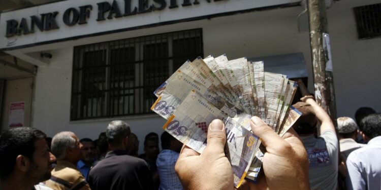 تداعيات خطيرة على التعليم والصحة مع استمرار قرصنة أموال الضرائب الفلسطينية