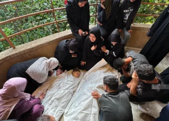 29 شهيدًا في غزة.. عائلات فلسطينية تودع أقاربها تحت الأنقاض