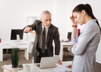 الخلاف مع المدير في العمل.. متى تحارب ومتى تنسحب؟