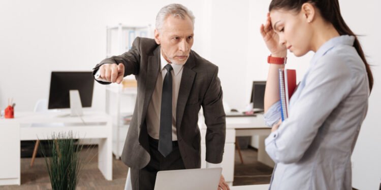 الخلاف مع المدير في العمل.. متى تحارب ومتى تنسحب؟