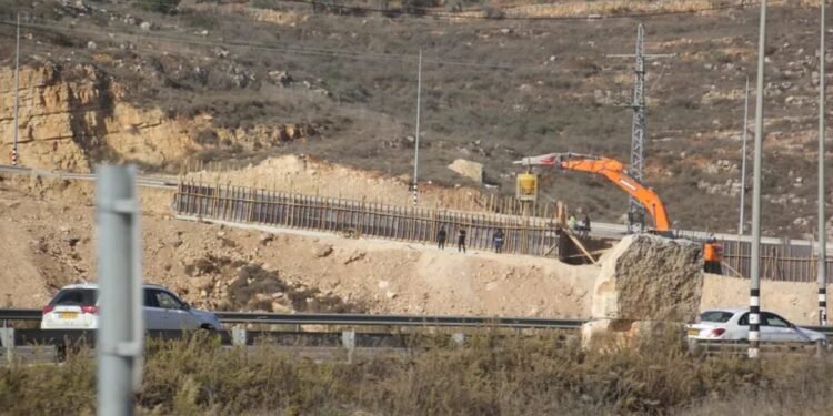 الاحتلال يتحدى المجتمع الدولي.. دلالات التوسع في شق طرق استيطانية