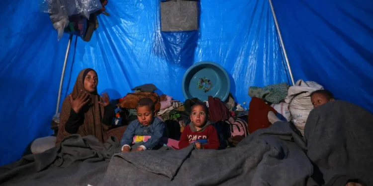 نعيش في جحيم.. حكايات من داخل خيام النازحين بـ غزة