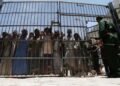 «البيوت تحولت إلى سجون».. الحوثيون يصعدون قمعهم ضد خصومهم في اليمن