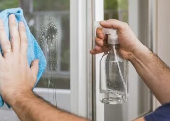الطريقة الصحيحة لتنظيف النوافذ بمكونات منزلية