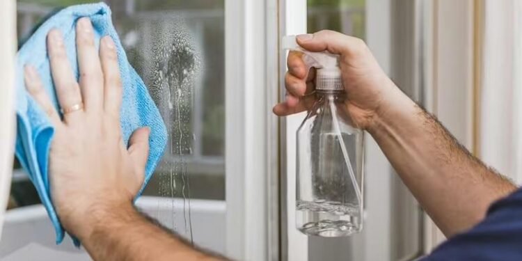 الطريقة الصحيحة لتنظيف النوافذ بمكونات منزلية
