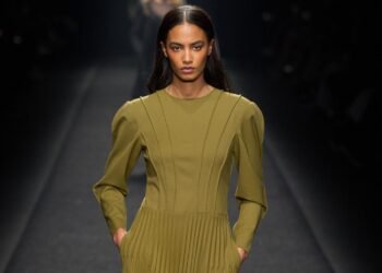 أزياء خريف 2025.. ألوان الموضة رقيقة وجريئة