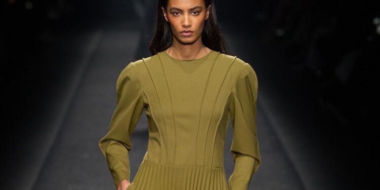 أزياء خريف 2025.. ألوان الموضة رقيقة وجريئة