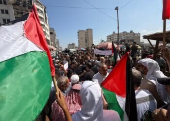 مسيرة الأكفان.. كيف تحولت إلى إعلان صمود جماعي في غزة؟