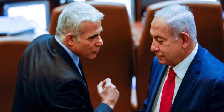 لابيد يهاجم نتنياهو: استمرار حكمه يهدد وجود إسرائيل