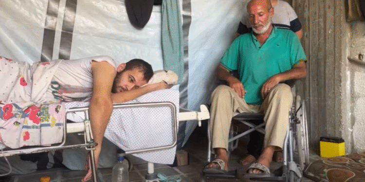 أب على كرسي متحرك يواجه الحرب.. قصة صمود أحمد حسين