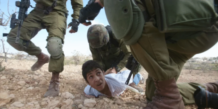 مصير مجهول في الزنازين.. اغتيال الطفولة خلف أسوار سجون الاحتلال