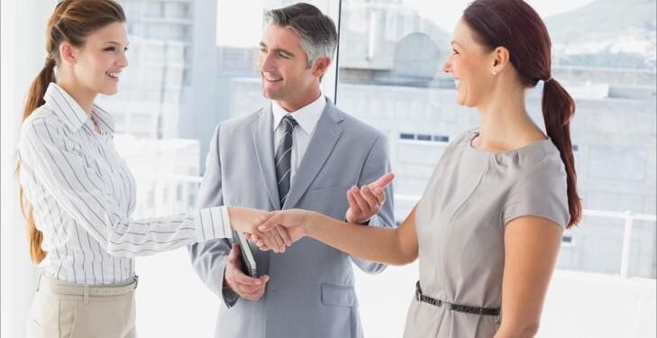 لغة الجسد.. كيف تترك انطباعًا إيجابيًا لدى الآخرين؟