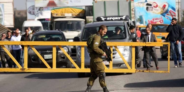 الحواجز العسكرية بالضفة: الأمن ذريعة، والضحية المدنيون