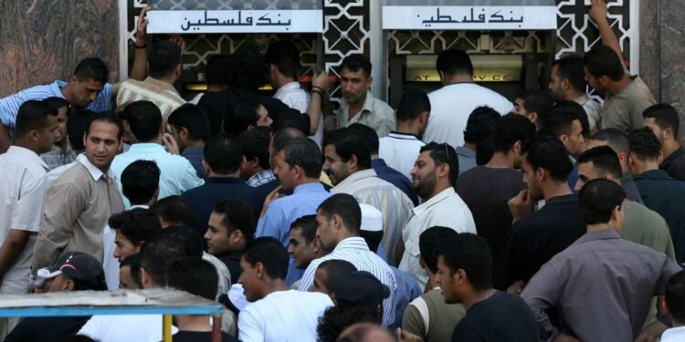 ممرض يداوي الناس ويعجز عن دفع الإيجار.. حكايات من قلب الأزمة بـ الضفة