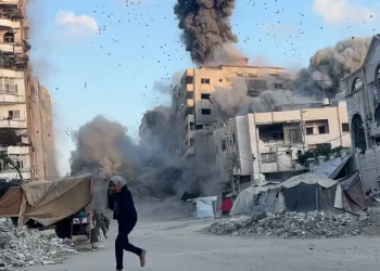 قصف الأبراج ومجازر النزوح.. استراتيجية الاحتلال لتهجير سكان غزة بالقوة