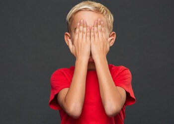 عناد الأطفال.. كيفية تعديل السلوك بهدوء وذكاء