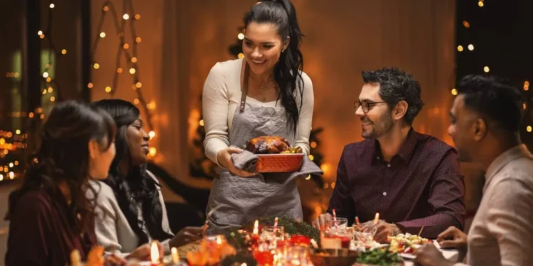 أخطاء شائعة.. إتيكيت حضور دعوات العشاء