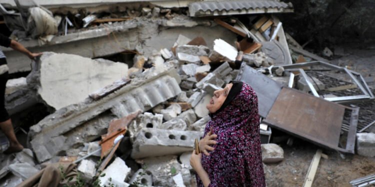 جوع وحرمان ودموع الأمهات.. حكايات مؤلمة لـ نساء غزة