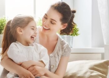 تربية الأطفال.. متى يحتاج الطفل للاحتواء؟