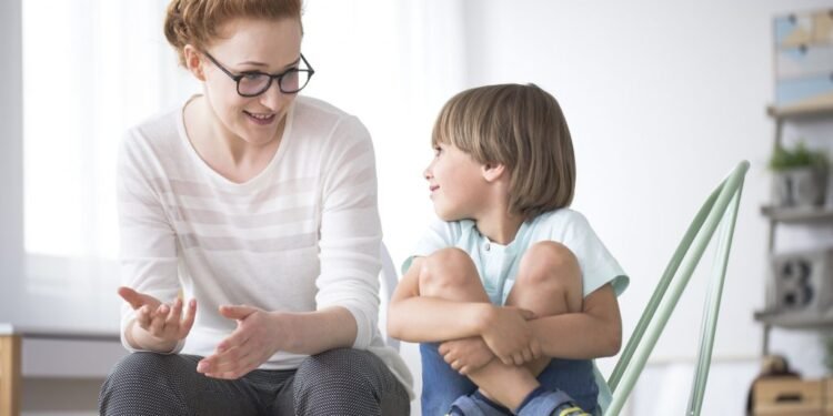 التواصل مع الأطفال.. 5 طرق سحرية تجعل طفلك يستمع إليك