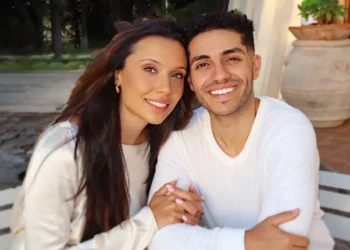 زوجة مينا مسعود تثير الجدل.. ما سر الكرسي المتحرك؟