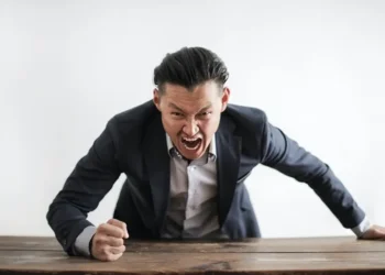 الثبات الانفعالي في العمل.. خطوات للتعامل مع الأزمات