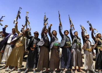 انشقاقات وتحجيم الدعم الخارجي.. هل ينهار المشروع الحوثي؟